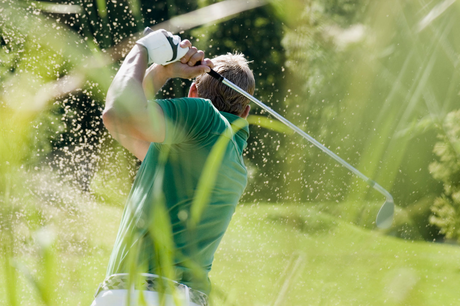 Närbild på man som spelar golf i det gröna sommarvädret.